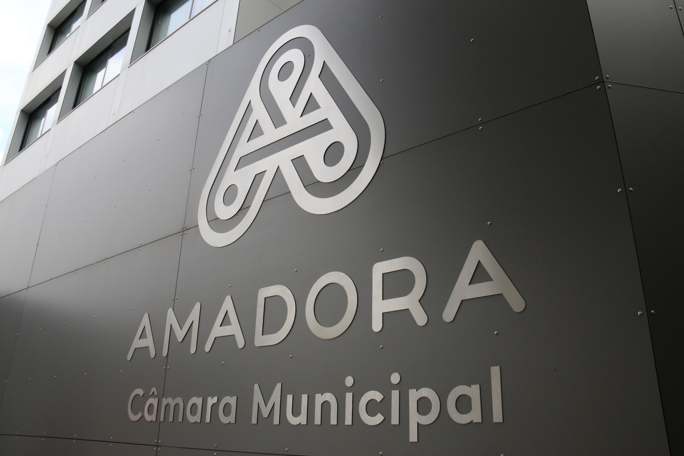 Amadora aprova Relatório de Gestão 2025: Rigor Financeiro e Investimento Recorde em Habitação e Educação