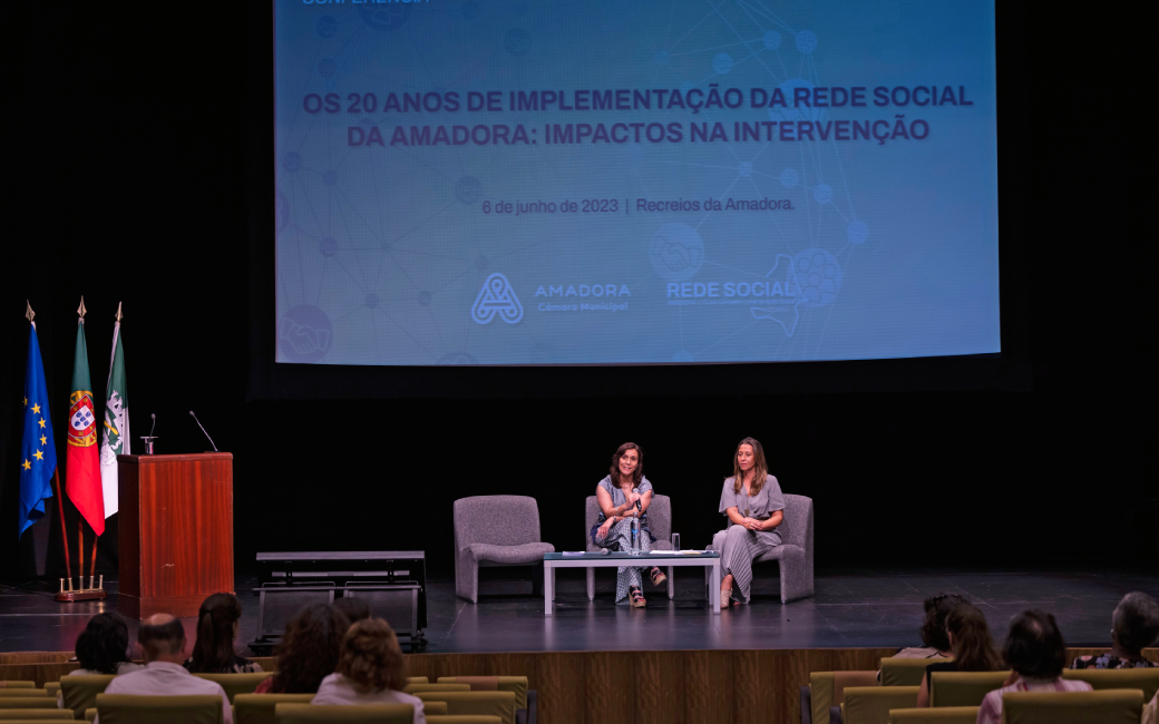 Esta iniciativa pretende comemorar os 20 anos de implementação do Programa Rede Social no município da Amadora, dando a conhecer o trabalho que tem vindo a ser desenvolvido em conjunto com todos os parceiros da cidade, bem como os projetos e ações inovadores que têm vindo a ser implementados no território.