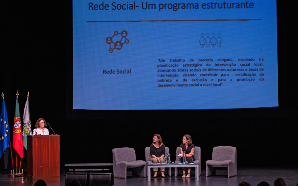 Esta iniciativa pretende comemorar os 20 anos de implementação do Programa Rede Social no município da Amadora, dando a conhecer o trabalho que tem vindo a ser desenvolvido em conjunto com todos os parceiros da cidade, bem como os projetos e ações inovadores que têm vindo a ser implementados no território.