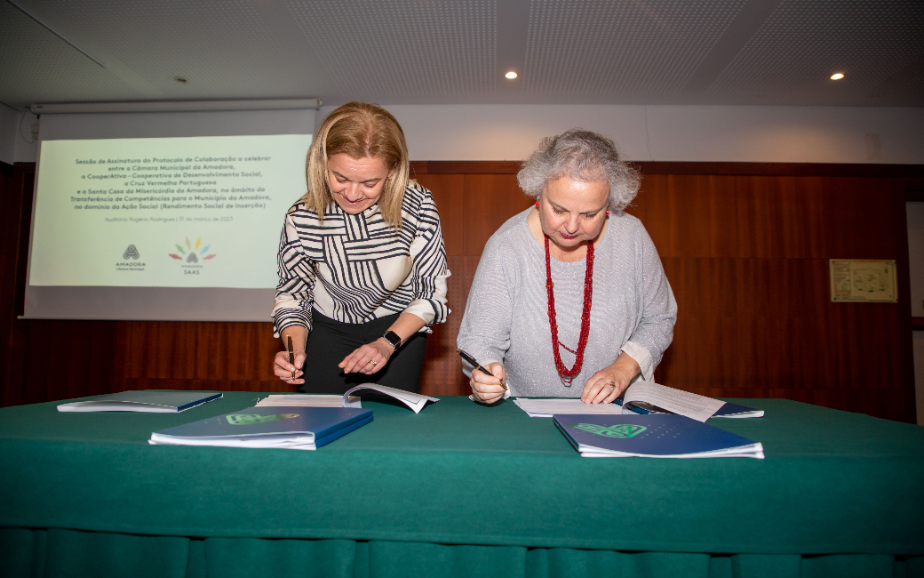 Assinatura do Protocolo de Colaboração entre o Município da Amadora - a Presidente, Carla Tavares e a CooperActiva - Cooperativa de Desenvolvimento Social - Ana Maria Silva Cardoso, Presidente da Direção