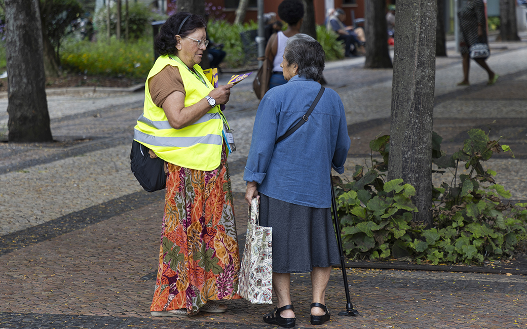 Voluntários nas ações de divulgação do Cartão Amadora 65 + 