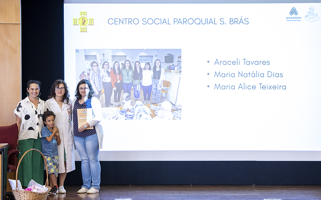 Entrega simbólica dos produtos confecionados ao HFF e dos diplomas aos parceiros/participantes neste projeto, com a presença de Rosalina Barroso, Diretora do Serviço de Neonatologia do HFF