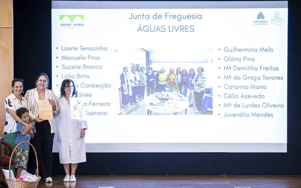 Entrega simbólica dos produtos confecionados ao HFF e dos diplomas aos parceiros/participantes neste projeto, com a presença de Rosalina Barroso, Diretora do Serviço de Neonatologia do HFF