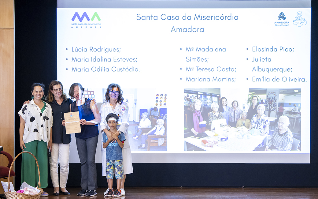 Entrega simbólica dos produtos confecionados ao HFF e dos diplomas aos parceiros/participantes neste projeto, com a presença de Rosalina Barroso, Diretora do Serviço de Neonatologia do HFF