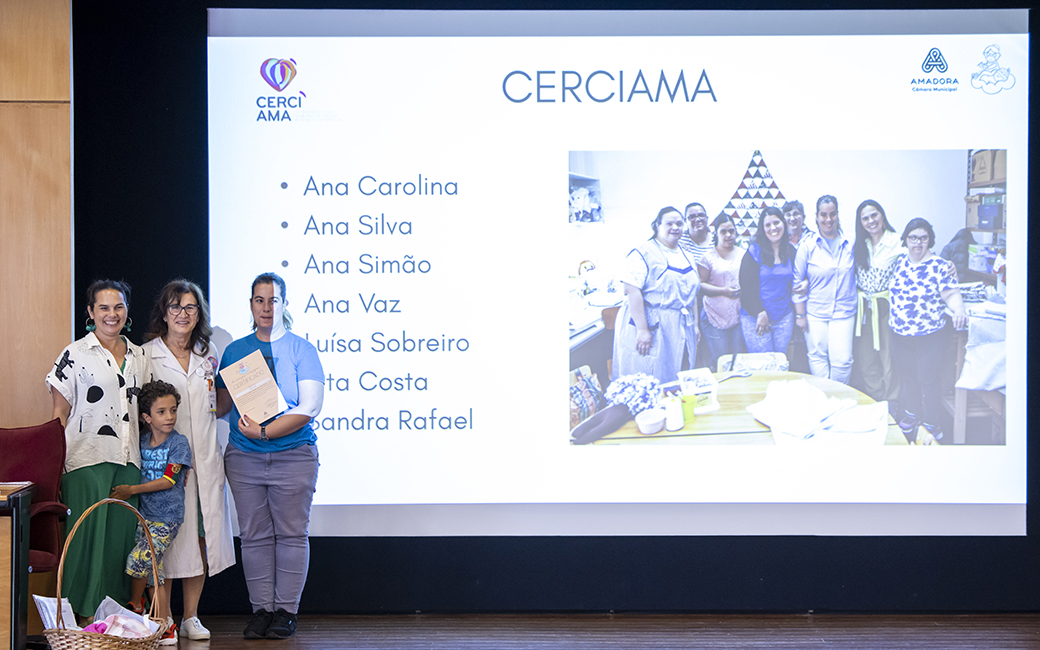 Entrega simbólica dos produtos confecionados ao HFF e dos diplomas aos parceiros/participantes neste projeto, com a presença de Rosalina Barroso, Diretora do Serviço de Neonatologia do HFF