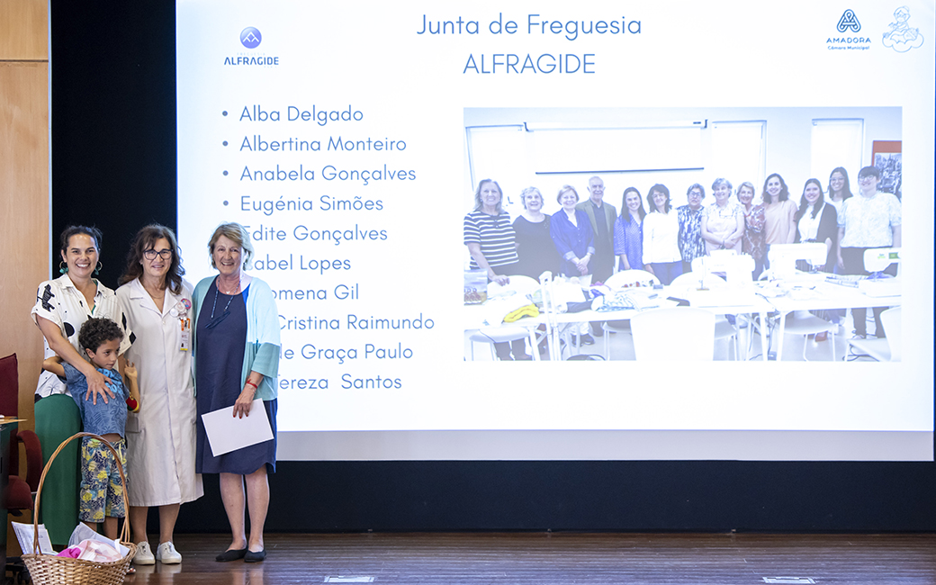 Entrega simbólica dos produtos confecionados ao HFF e dos diplomas aos parceiros/participantes neste projeto, com a presença de Rosalina Barroso, Diretora do Serviço de Neonatologia do HFF