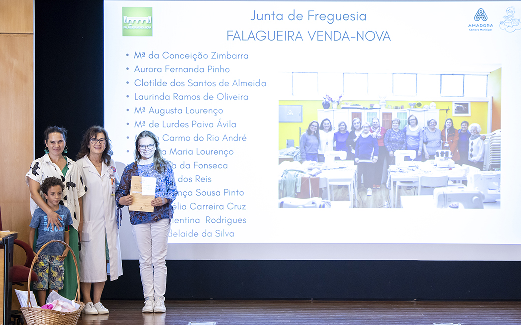 Entrega simbólica dos produtos confecionados ao HFF e dos diplomas aos parceiros/participantes neste projeto, com a presença de Rosalina Barroso, Diretora do Serviço de Neonatologia do HFF