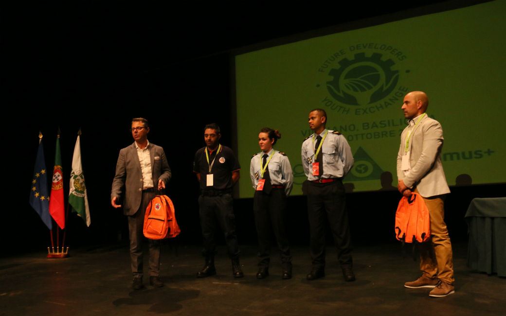 Vereador Luís Lopes com elementos da comitiva da Amadora que representará Portugal na iniciativa "Future Developers - Youth Exchange"