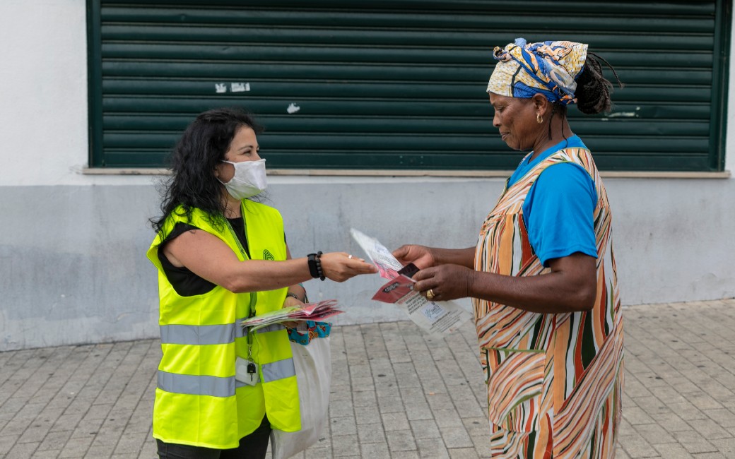 Ação de sensibilização/informação nos bairros do município, com a distribuição de máscaras comunitárias à população