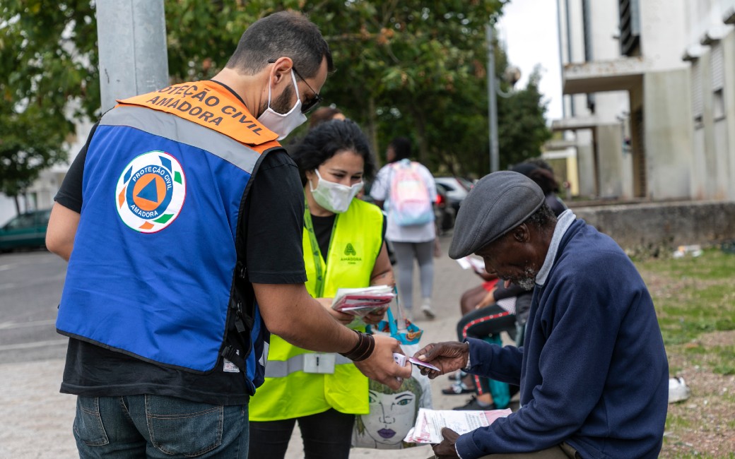 Ação de sensibilização/informação nos bairros do município, com a distribuição de máscaras comunitárias à população