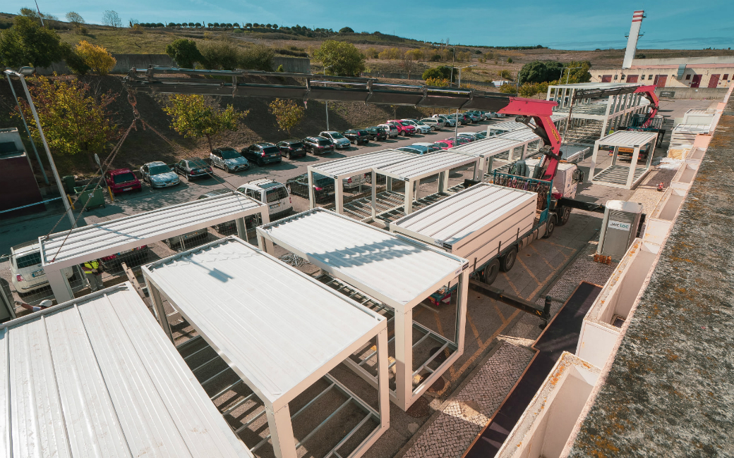 Já está em fase avançada de construção a nova unidade de urgência do Hospital Professor Doutor Fernando Fonseca (HFF), uma construção modular de 750 metros quadrados situada no exterior da instituição, junto à urgência geral, destinada ao acolhimento e avaliação de doentes e suspeitos de COVID-19. 