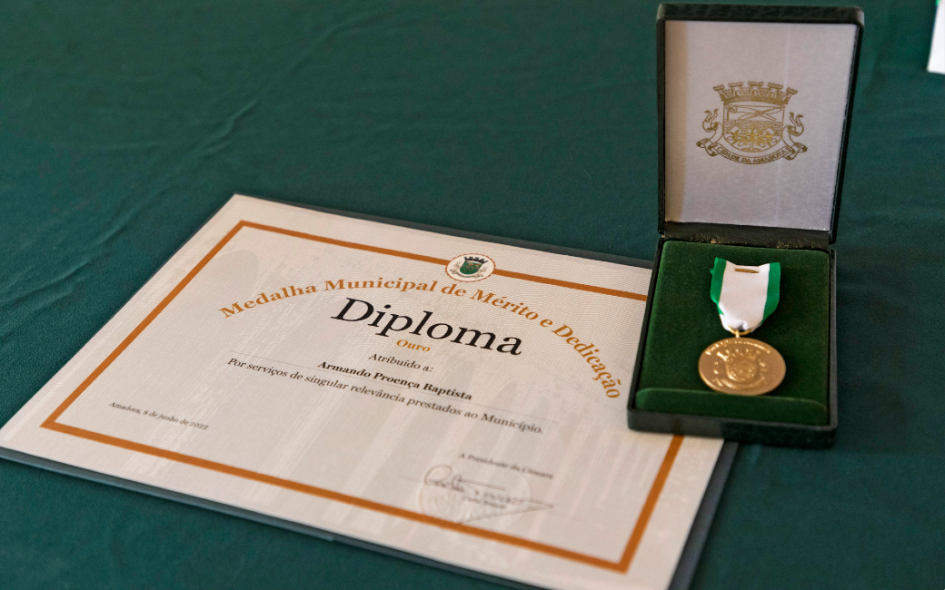 A Câmara Municipal da Amadora atribuiu, no dia 8 de junho, a Medalha Municipal de Mérito e Dedicação – Grau Ouro, a Armando Proença Baptista, personalidade de relevo da cidade da Amadora, com uma longa carreira em funções de Comando e Direção Executiva, em diferentes organismos da Proteção Civil, nomeadamente em Corpos de Bombeiros e Cruz Vermelha Portuguesa. 