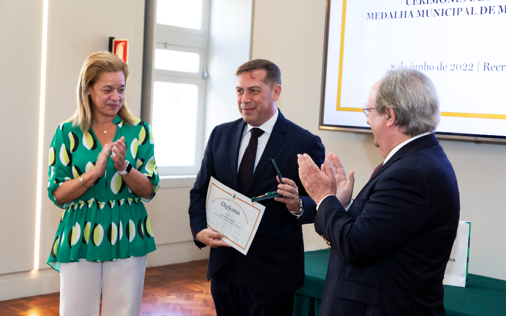 A Câmara Municipal da Amadora atribuiu, no dia 8 de junho, a Medalha Municipal de Mérito e Dedicação – Grau Ouro, a Armando Proença Baptista, personalidade de relevo da cidade da Amadora, com uma longa carreira em funções de Comando e Direção Executiva, em diferentes organismos da Proteção Civil, nomeadamente em Corpos de Bombeiros e Cruz Vermelha Portuguesa. 