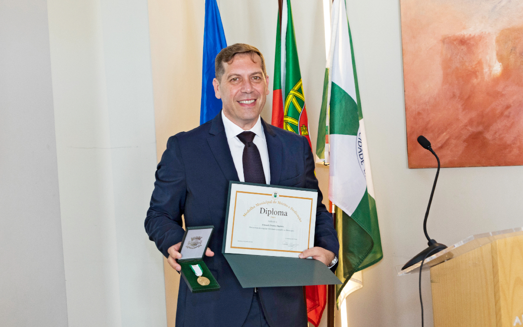 A Câmara Municipal da Amadora atribuiu, no dia 8 de junho, a Medalha Municipal de Mérito e Dedicação – Grau Ouro, a Armando Proença Baptista, personalidade de relevo da cidade da Amadora, com uma longa carreira em funções de Comando e Direção Executiva, em diferentes organismos da Proteção Civil, nomeadamente em Corpos de Bombeiros e Cruz Vermelha Portuguesa. 