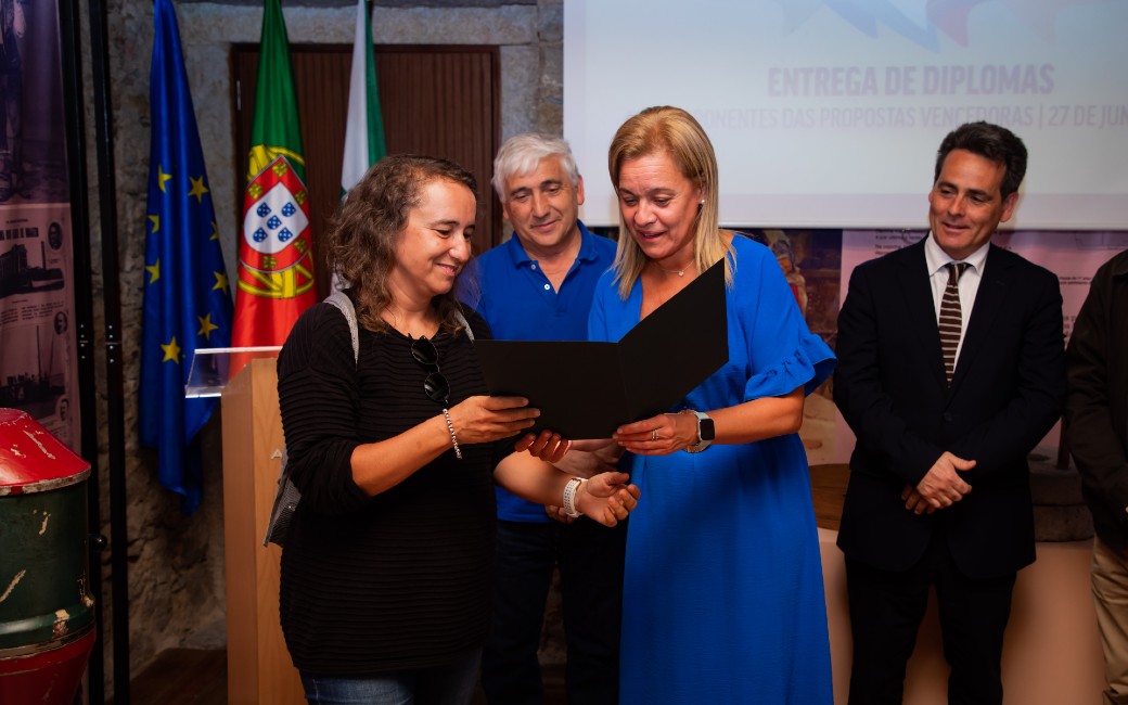 Carla Tavares, presidente da Câmara Municipal da Amadora, entrega diploma a proponente de proposta vencedora
