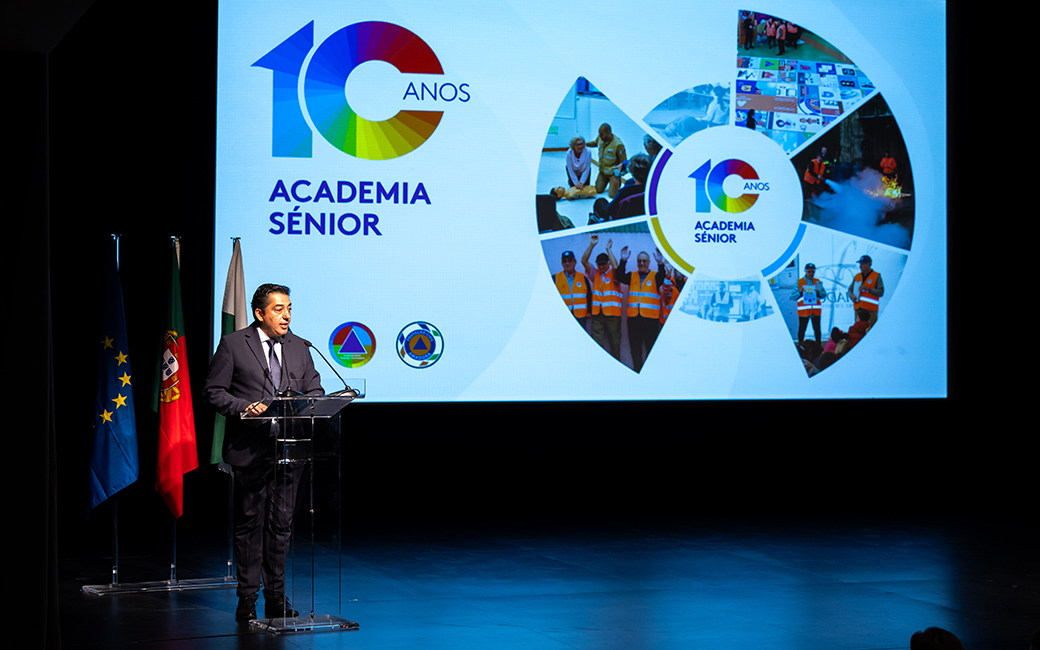 Vítor Ferreira, Presidente da Câmara Municipal da Amadora destacou a alegria e o orgulho nos 10 anos da Academia Sénior Proteção Civil, um verdadeiro “farol de conhecimento e amizade”, testemunho de que “com dedicação e vitalidade, independentemente da idade, é possível aprender e aplicar conhecimentos novos”.