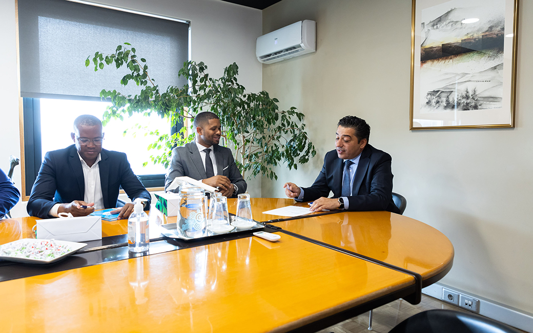 Presidente da autarquia da Amadora, Vítor Ferreira, com o Presidente do Governo Regional do Príncipe, Dr. Filipe Nascimento, e respetiva comitiva