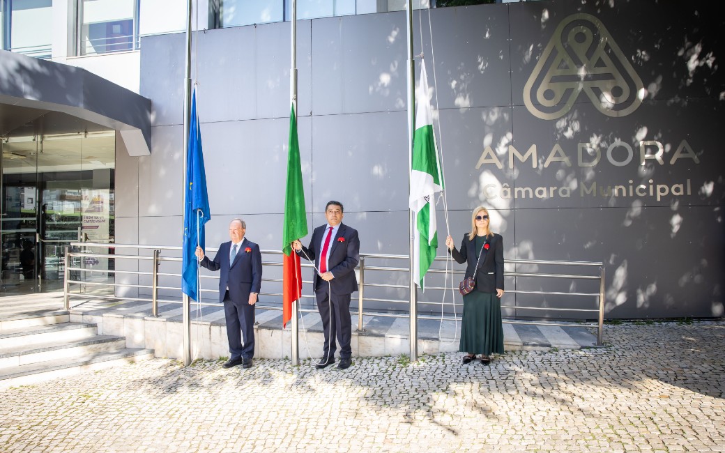 Amadora celebra Abril e homenageia Mário Soares, com diorama de VHILS