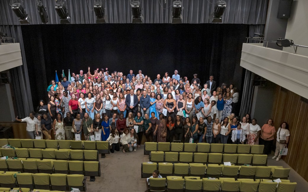 Câmara Municipal da Amadora vincula 150 recursos humanos para as escolas do município