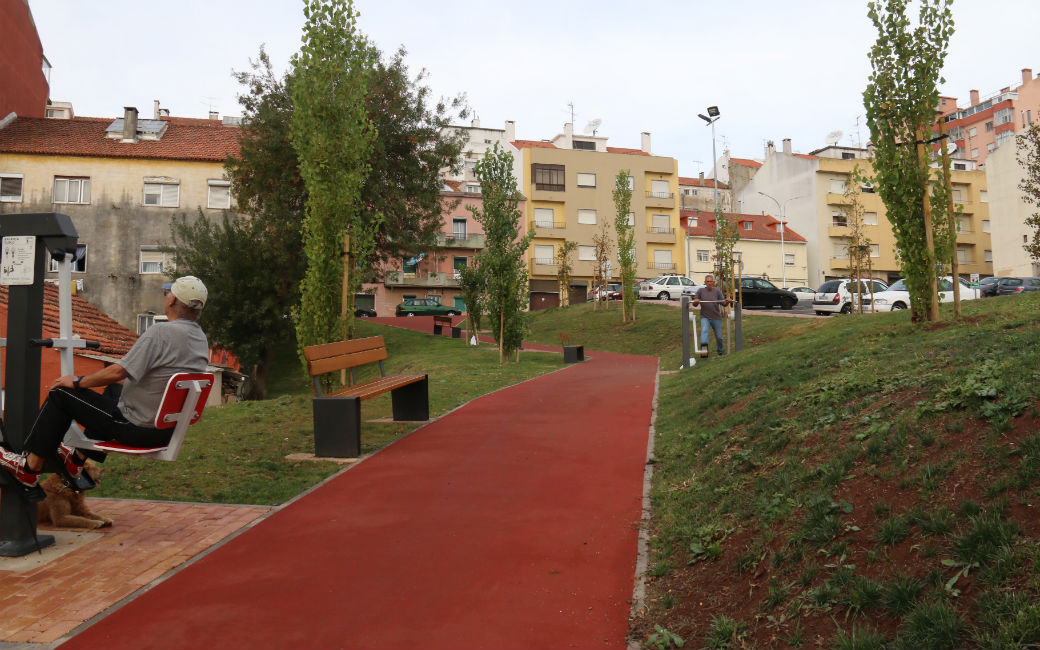 Novo espaço verde com equipamentos de fitness