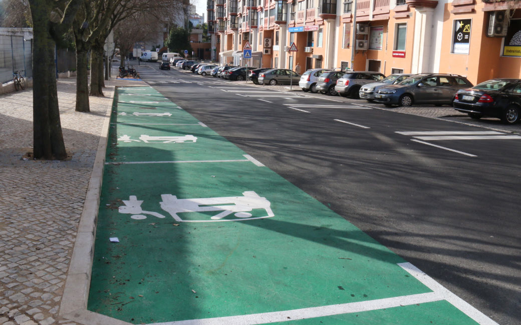 Av. da Aviação Portuguesa com nova passadeira e marcações para viaturas