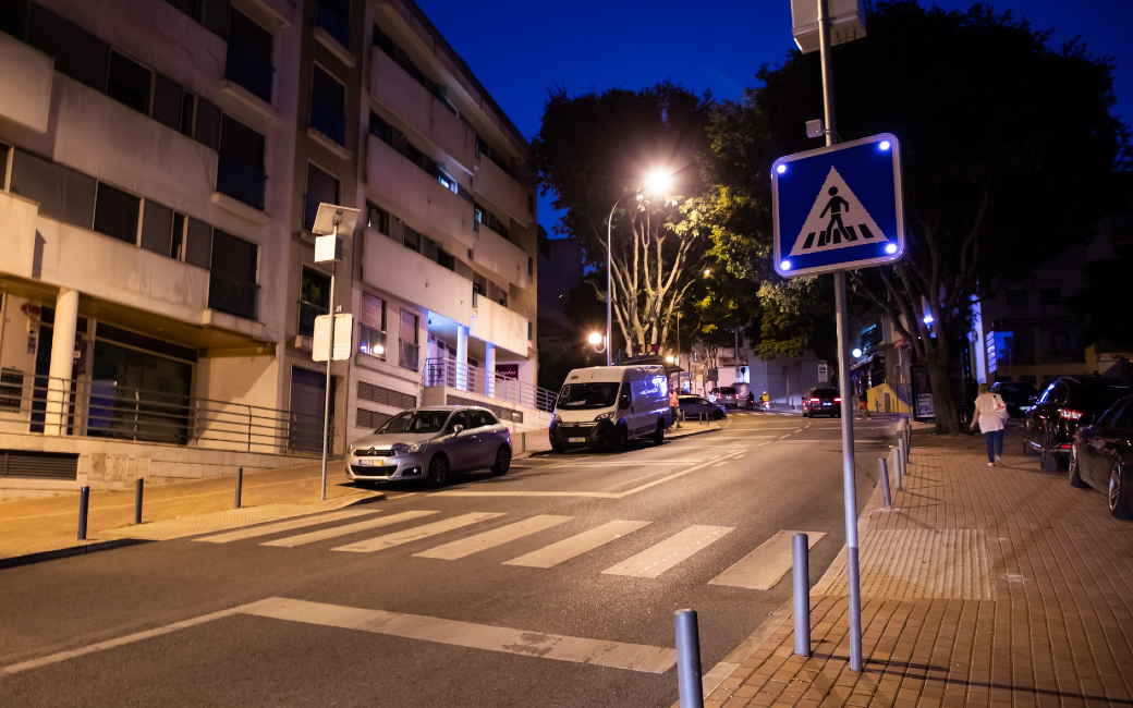 Esta nova sinalização vertical, que identifica os locais de passagem dos peões, é alimentada através de painéis fotovoltaicos, aumentando a visibilidade das passadeiras para os condutores. 