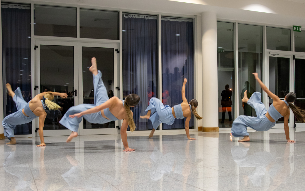 Momento de Dança protagonizado por bailarinas da Academia AMADANÇA, que interpretaram uma coreografia alusiva à Resiliência.