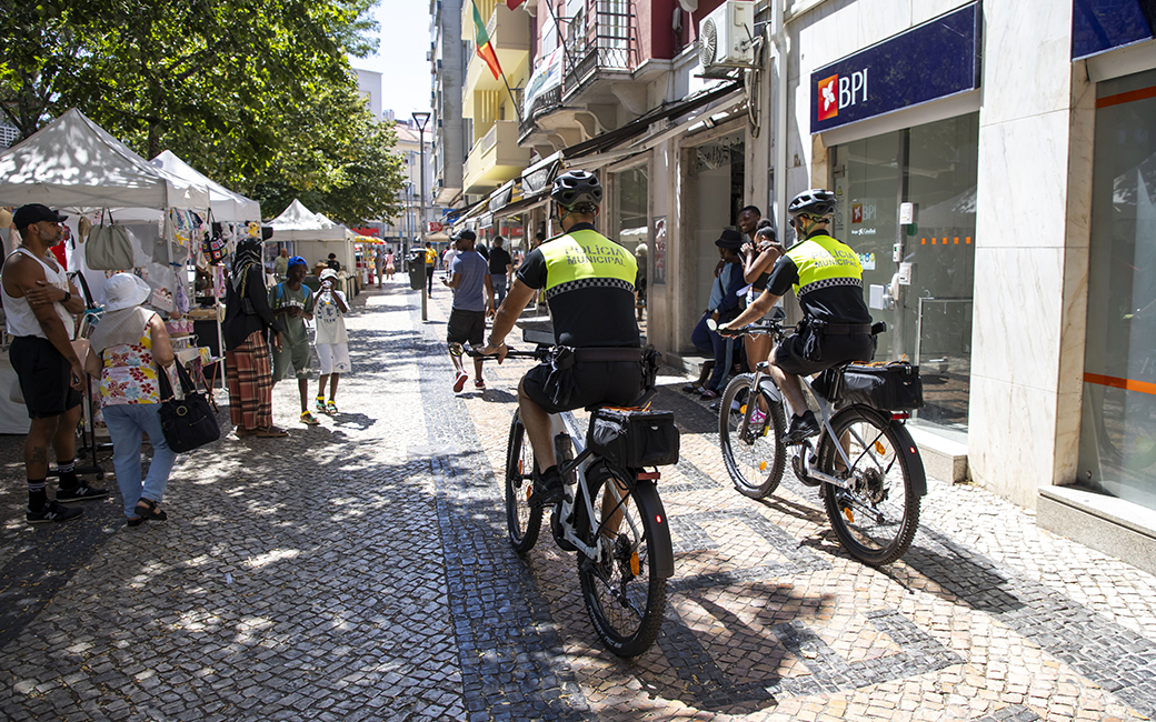 As ciclopatrulhas serão efetuadas diariamente, em todas as freguesias, com especial incidência nos Parques e Jardins da cidade, bem como zonas de lazer e espaços públicos habitualmente frequentados pelas pessoas mais vulneráveis: idosos, com mobilidade reduzida e crianças.