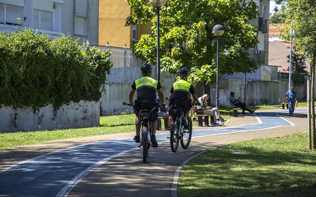 As ciclopatrulhas serão efetuadas diariamente, em todas as freguesias, com especial incidência nos Parques e Jardins da cidade, bem como zonas de lazer e espaços públicos habitualmente frequentados pelas pessoas mais vulneráveis: idosos, com mobilidade reduzida e crianças.
