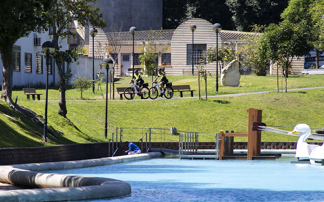 As ciclopatrulhas serão efetuadas diariamente, em todas as freguesias, com especial incidência nos Parques e Jardins da cidade, bem como zonas de lazer e espaços públicos habitualmente frequentados pelas pessoas mais vulneráveis: idosos, com mobilidade reduzida e crianças.