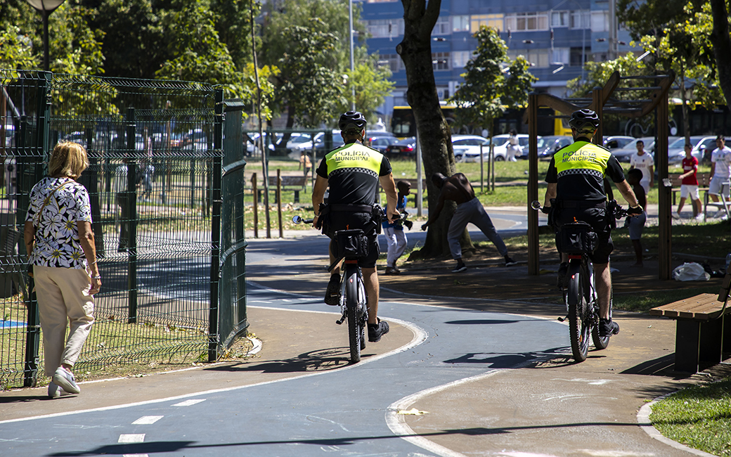As ciclopatrulhas serão efetuadas diariamente, em todas as freguesias, com especial incidência nos Parques e Jardins da cidade, bem como zonas de lazer e espaços públicos habitualmente frequentados pelas pessoas mais vulneráveis: idosos, com mobilidade reduzida e crianças.