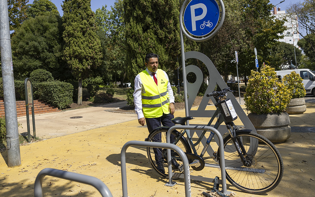 Presidente da Câmara Municipal, Vitor Ferreira, no novo Parque de Estacionamento de Bicicletas localizado na Av. General Humberto Delgado 