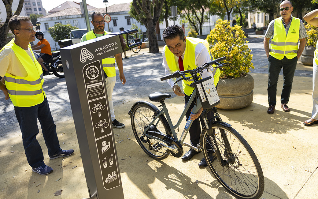 Presidente da Câmara Municipal, Vitor Ferreira, visita as 3 novas estações de reparação de bicicletas instaladas em 3 locais da cidade: Parque das Artes e do Desporto, Parque Central e Estação Amadora-Este