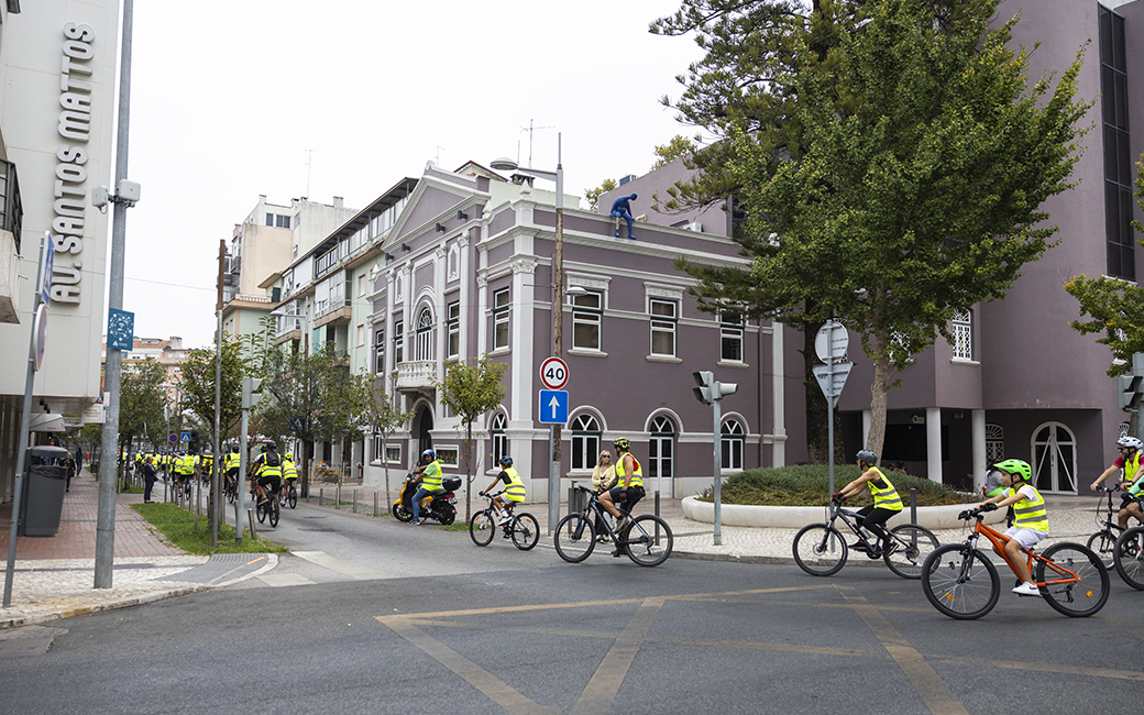 Nos dias 21 e 22 de setembro, no Largo António Feliciano de Castilho, na Venda Nova, decorreu a iniciativa Faz Tua a Rua – Fim de Semana Sem Carros. Os amadorenses foram convidados a participar num passeio de bicicleta, usufruíndo do espaço público, sem carros.